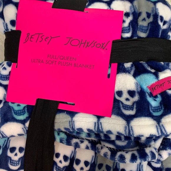 Betsey Johnson Other - NWT Betsey Johnson skull full/queen blanket